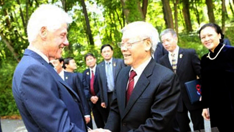 Visita líder del Partido Comunista de Vietnam la familia de Bill Clinton